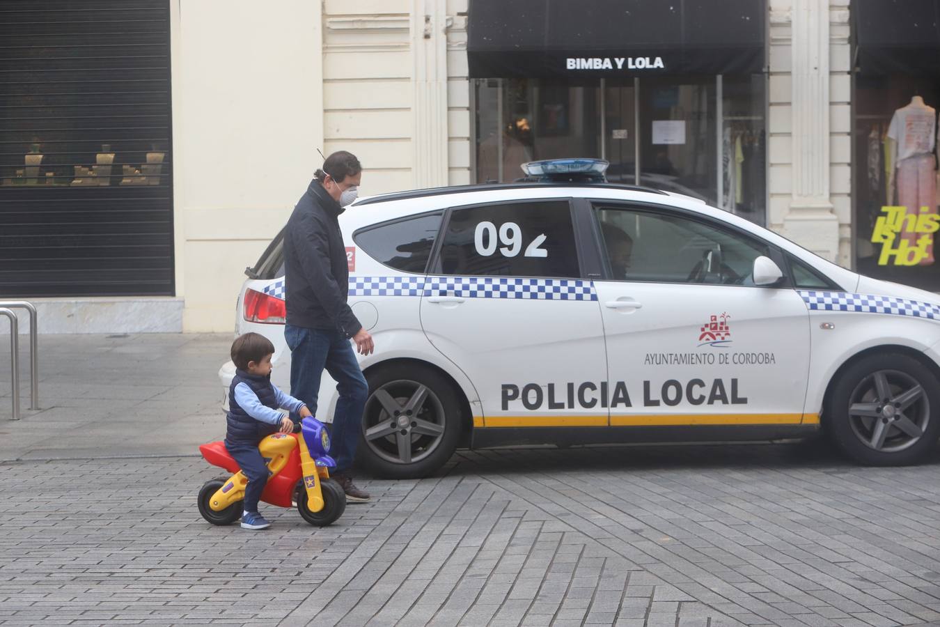 En imágenes, la primera salida de los niños a la calle en Córdoba (II)