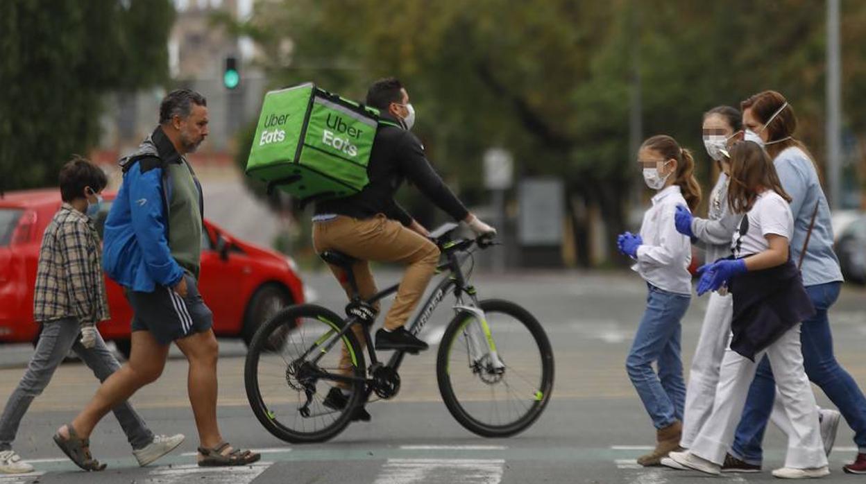 Los primeros paseos de los niños sevillanos tras más de cuarenta días en casa por el coronavirus