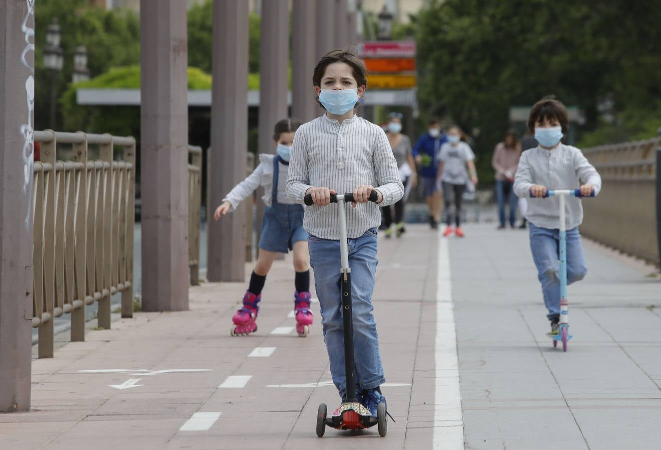 Los primeros paseos de los niños sevillanos tras más de cuarenta días en casa por el coronavirus