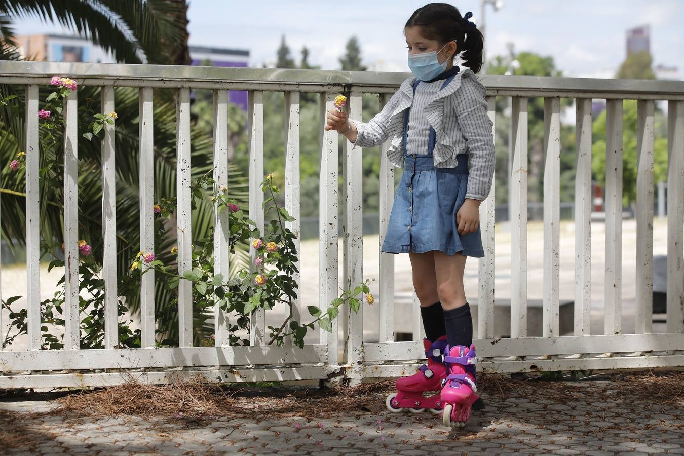 Los primeros paseos de los niños sevillanos tras más de cuarenta días en casa por el coronavirus