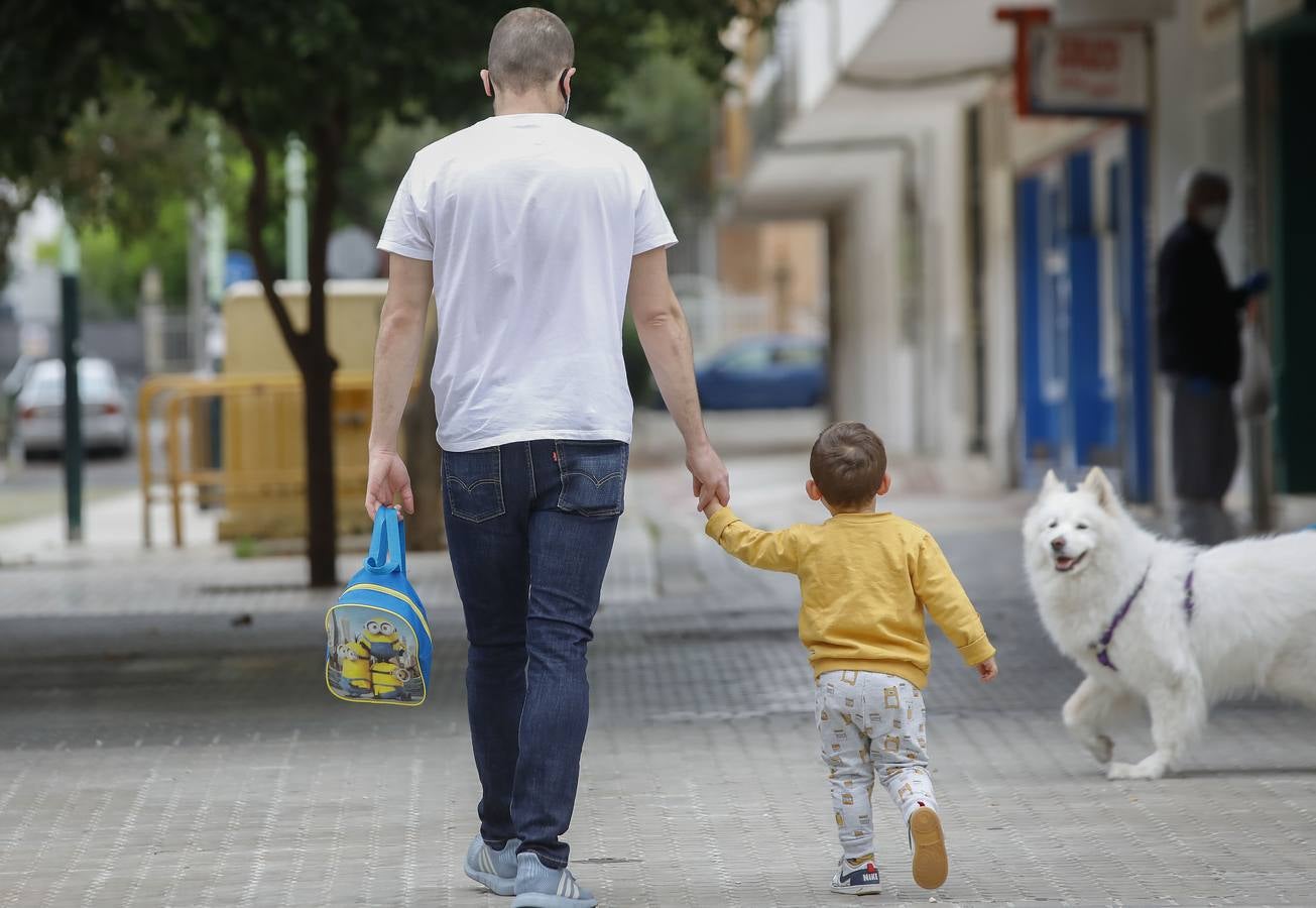 Los primeros paseos de los niños sevillanos tras más de cuarenta días en casa por el coronavirus