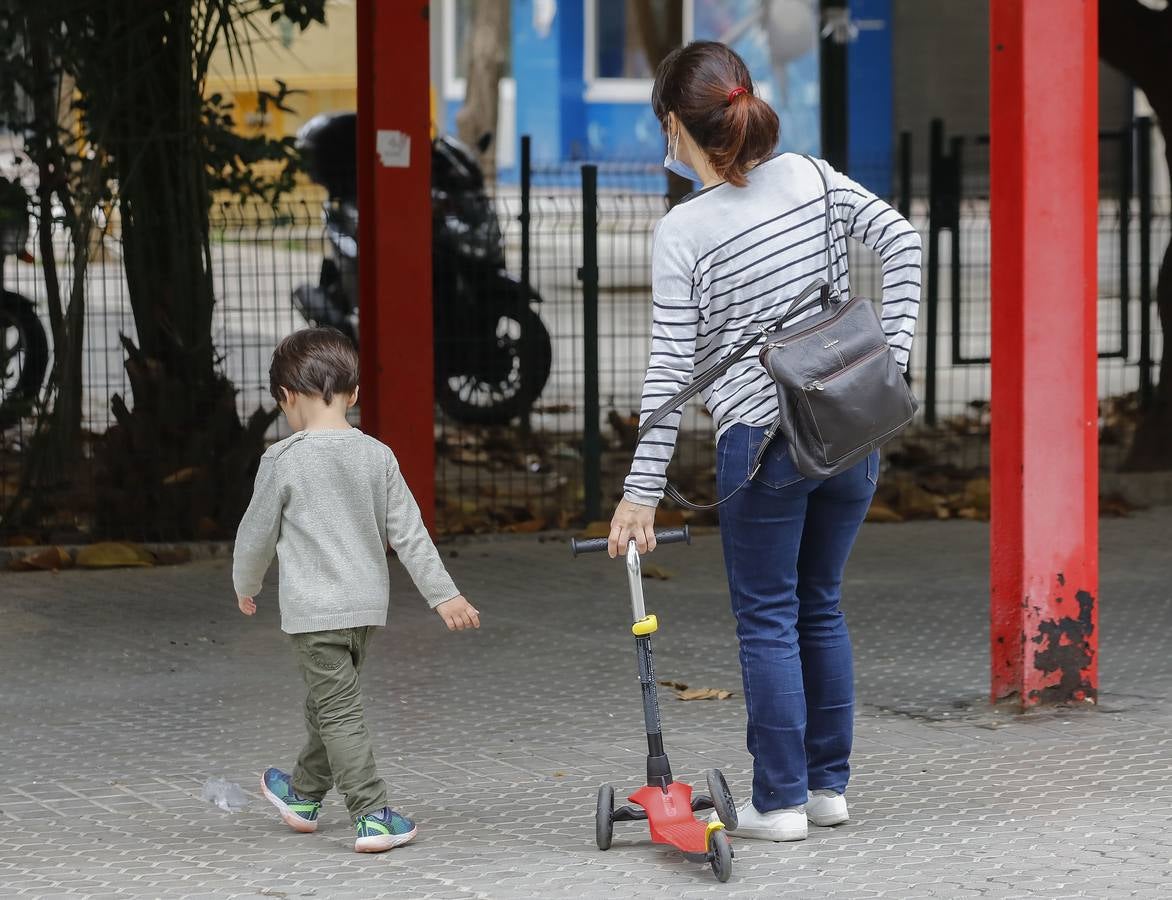 Los primeros paseos de los niños sevillanos tras más de cuarenta días en casa por el coronavirus