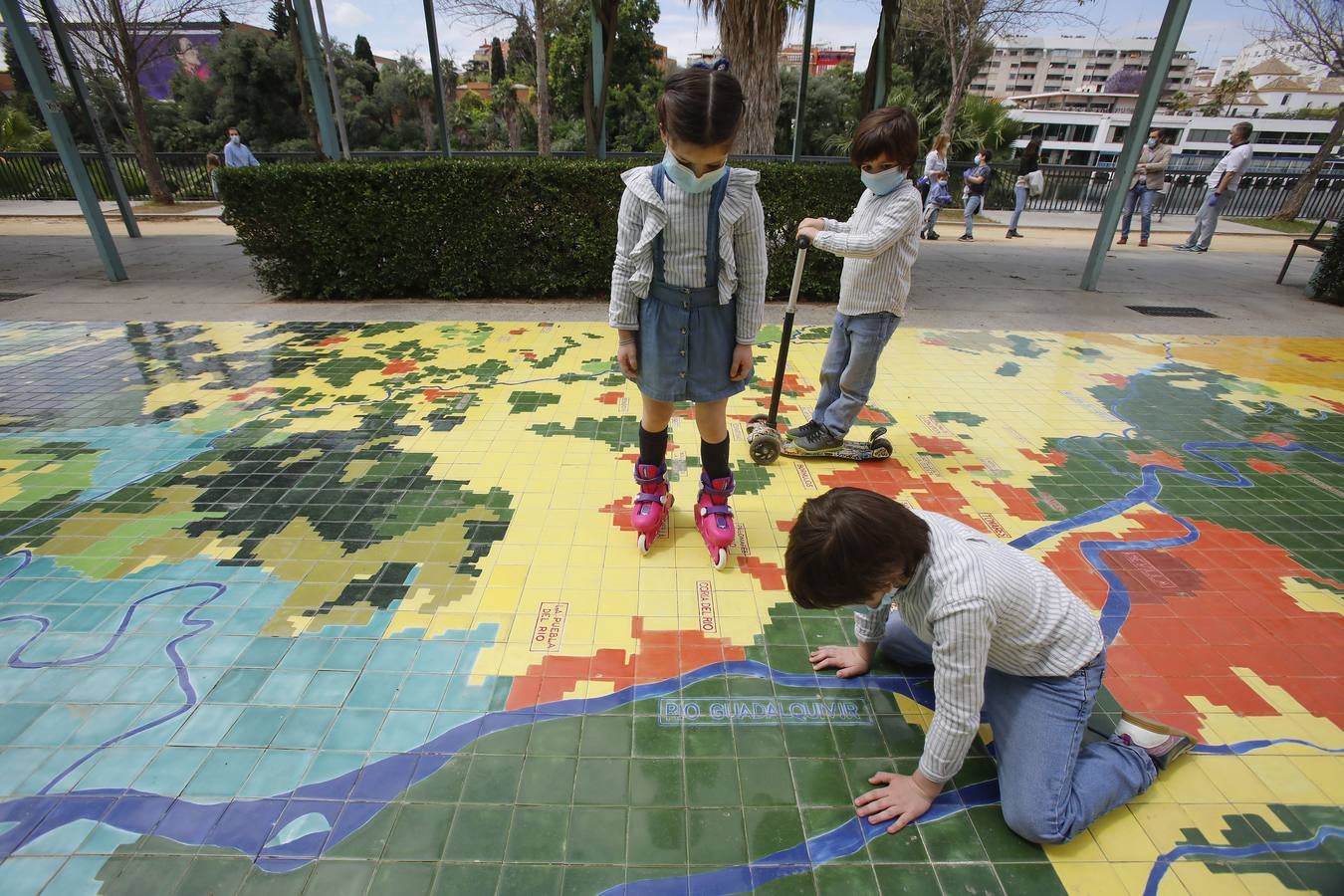 Los primeros paseos de los niños sevillanos tras más de cuarenta días en casa por el coronavirus