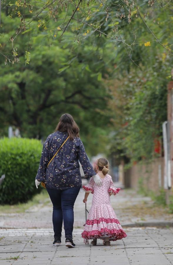 Los primeros paseos de los niños sevillanos tras más de cuarenta días en casa por el coronavirus