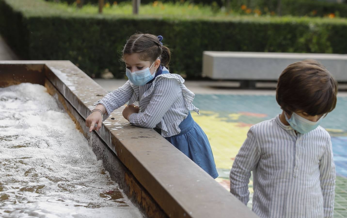 Los primeros paseos de los niños sevillanos tras más de cuarenta días en casa por el coronavirus