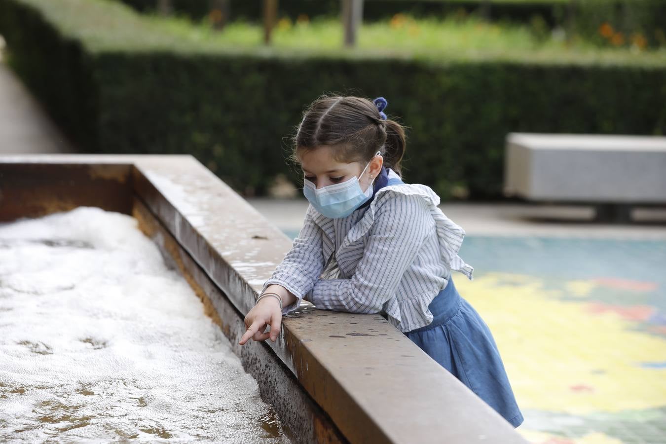 Los primeros paseos de los niños sevillanos tras más de cuarenta días en casa por el coronavirus