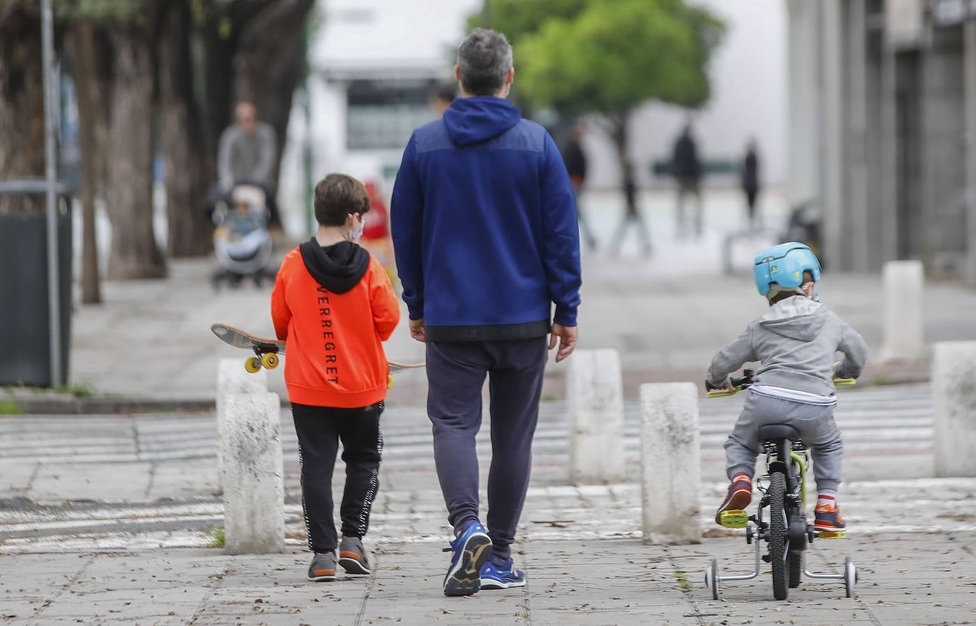 Los primeros paseos de los niños sevillanos tras más de cuarenta días en casa por el coronavirus