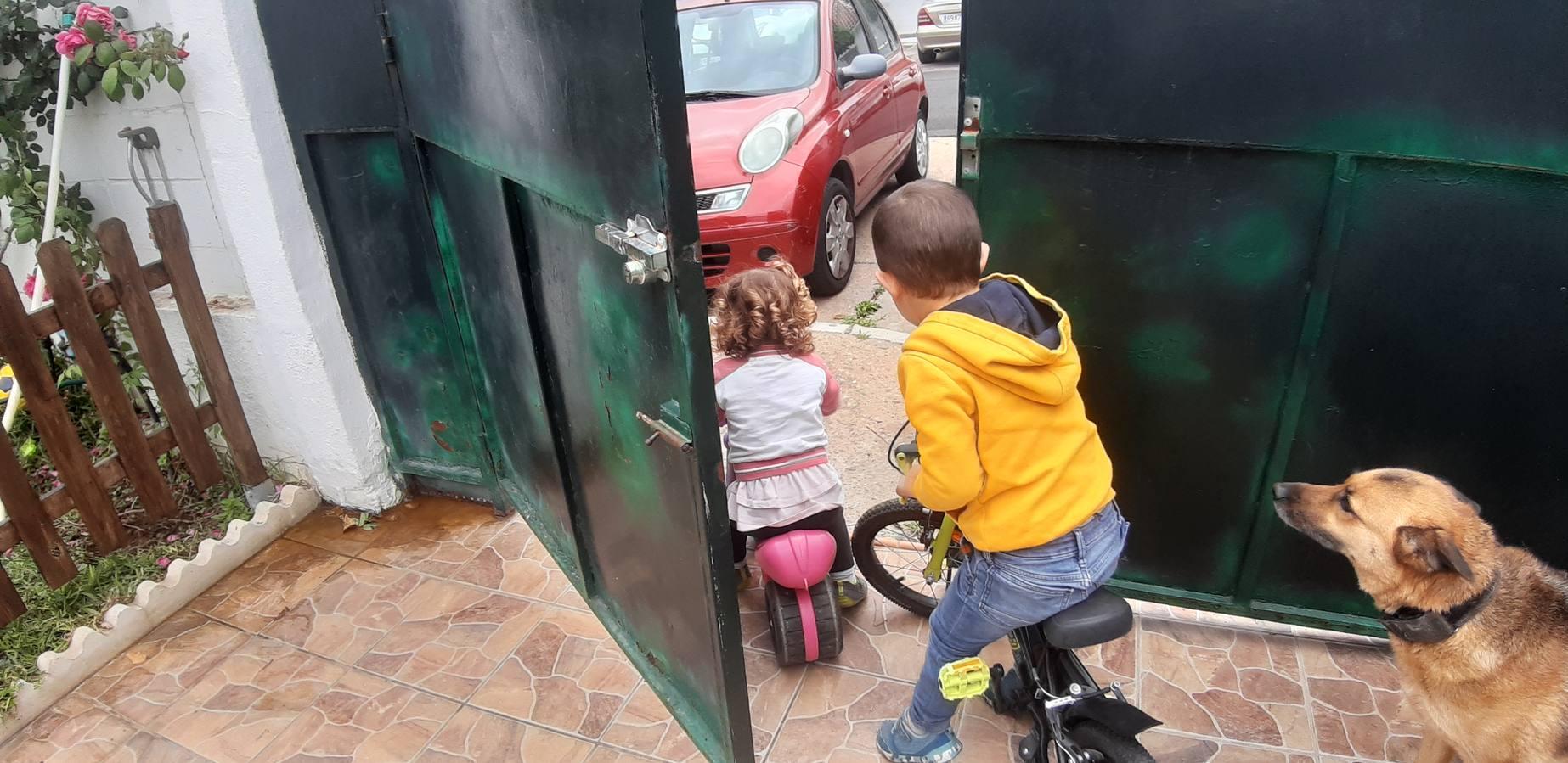 Los primeros paseos de los niños sevillanos tras más de cuarenta días en casa por el coronavirus