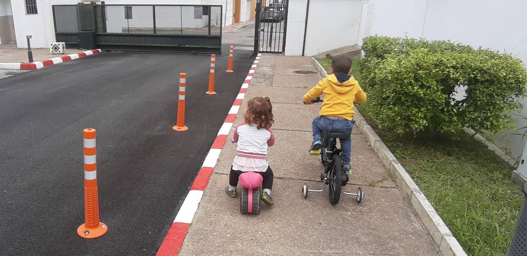 Los primeros paseos de los niños sevillanos tras más de cuarenta días en casa por el coronavirus