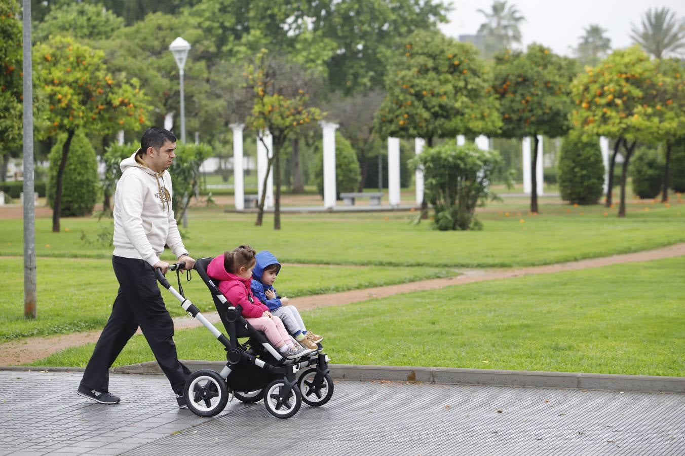 En imágenes, la primera salida de los niños a la calle en Córdoba (I)