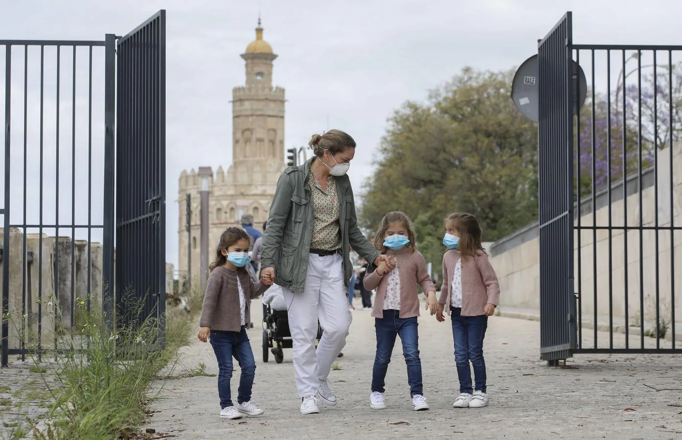 Primeros paseos con los niños en Sevilla tras 42 días de confinamiento. 