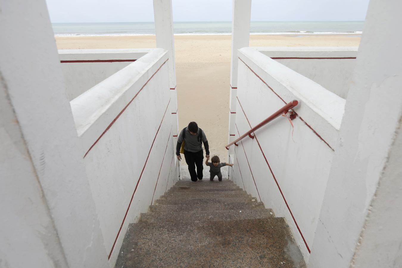 FOTOS: Los niños vuelven a disfrutar de las playas y los parques de Cádiz