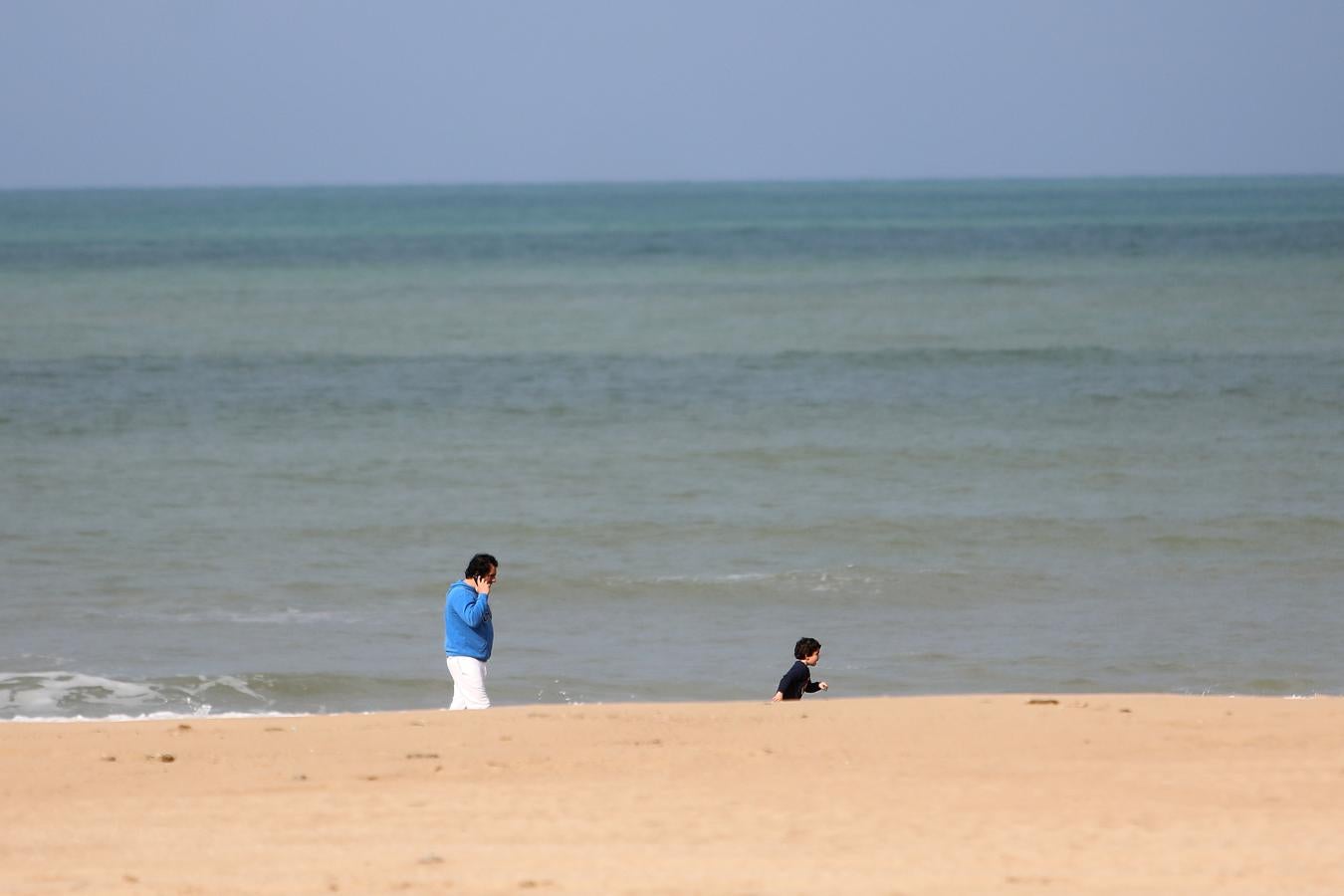 FOTOS: Los niños vuelven a disfrutar de las playas y los parques de Cádiz