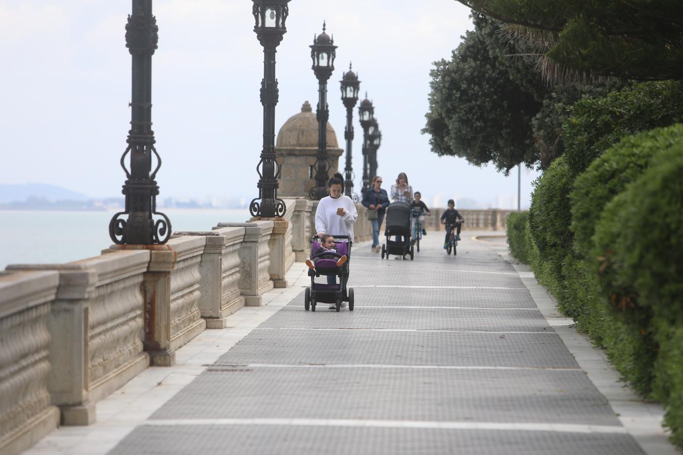 FOTOS: Los niños vuelven a disfrutar de las playas y los parques de Cádiz