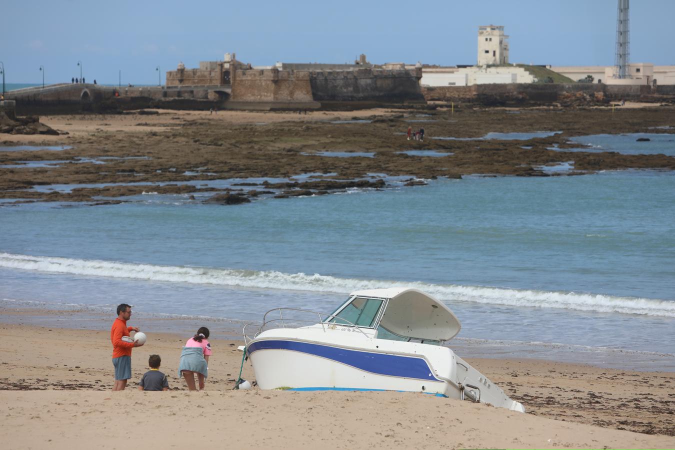 FOTOS: Los niños vuelven a disfrutar de las playas y los parques de Cádiz