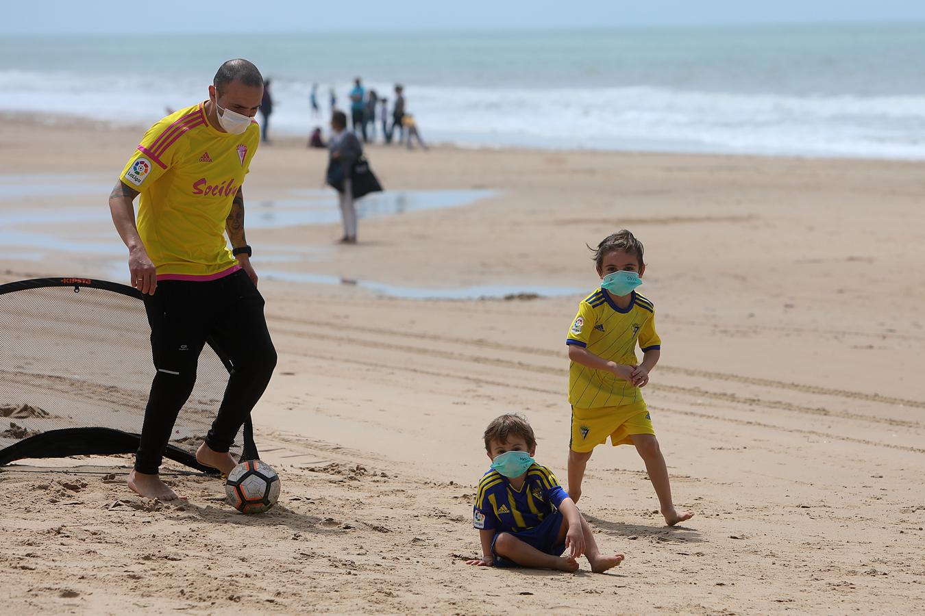 FOTOS: Los niños vuelven a disfrutar de las playas y los parques de Cádiz