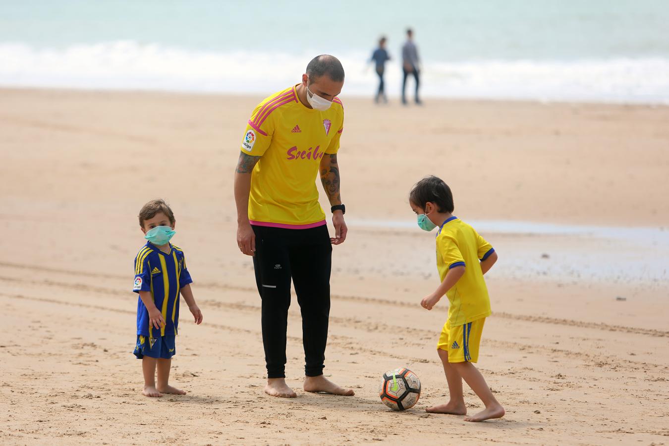 FOTOS: Los niños vuelven a disfrutar de las playas y los parques de Cádiz