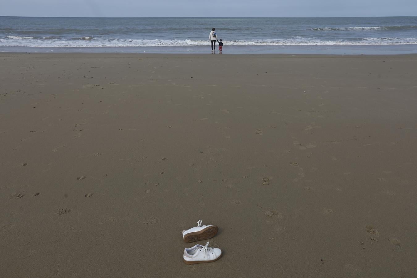 FOTOS: Los niños vuelven a disfrutar de las playas y los parques de Cádiz