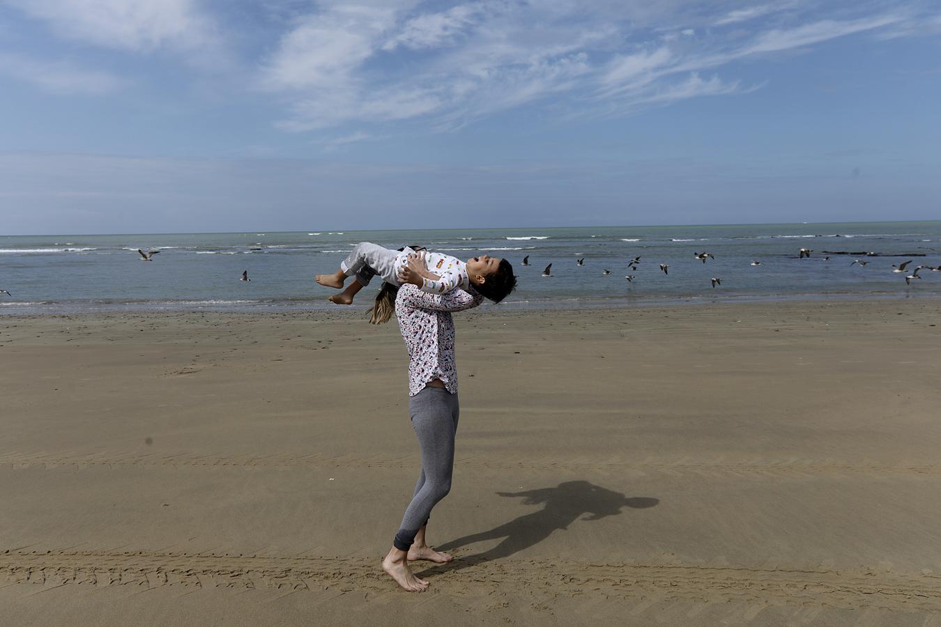 FOTOS: Los niños vuelven a disfrutar de las playas y los parques de Cádiz