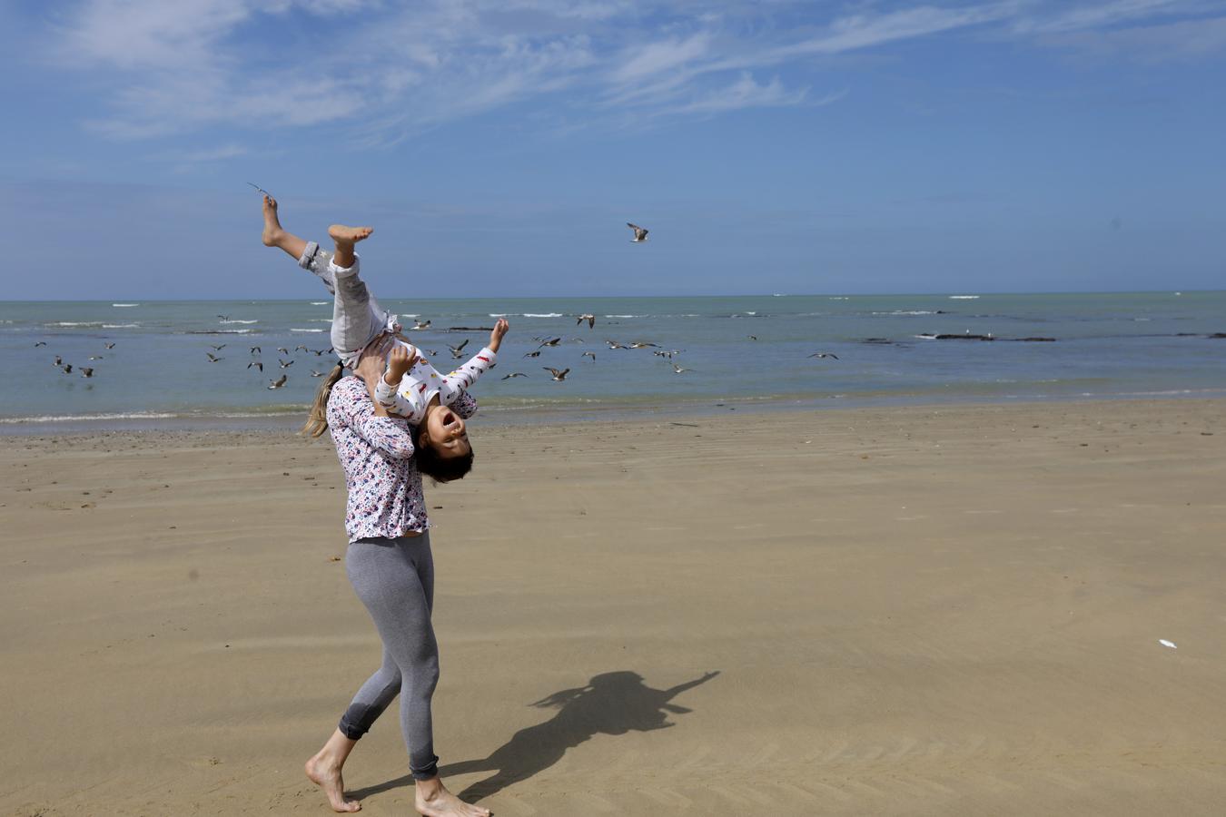 FOTOS: Los niños vuelven a disfrutar de las playas y los parques de Cádiz