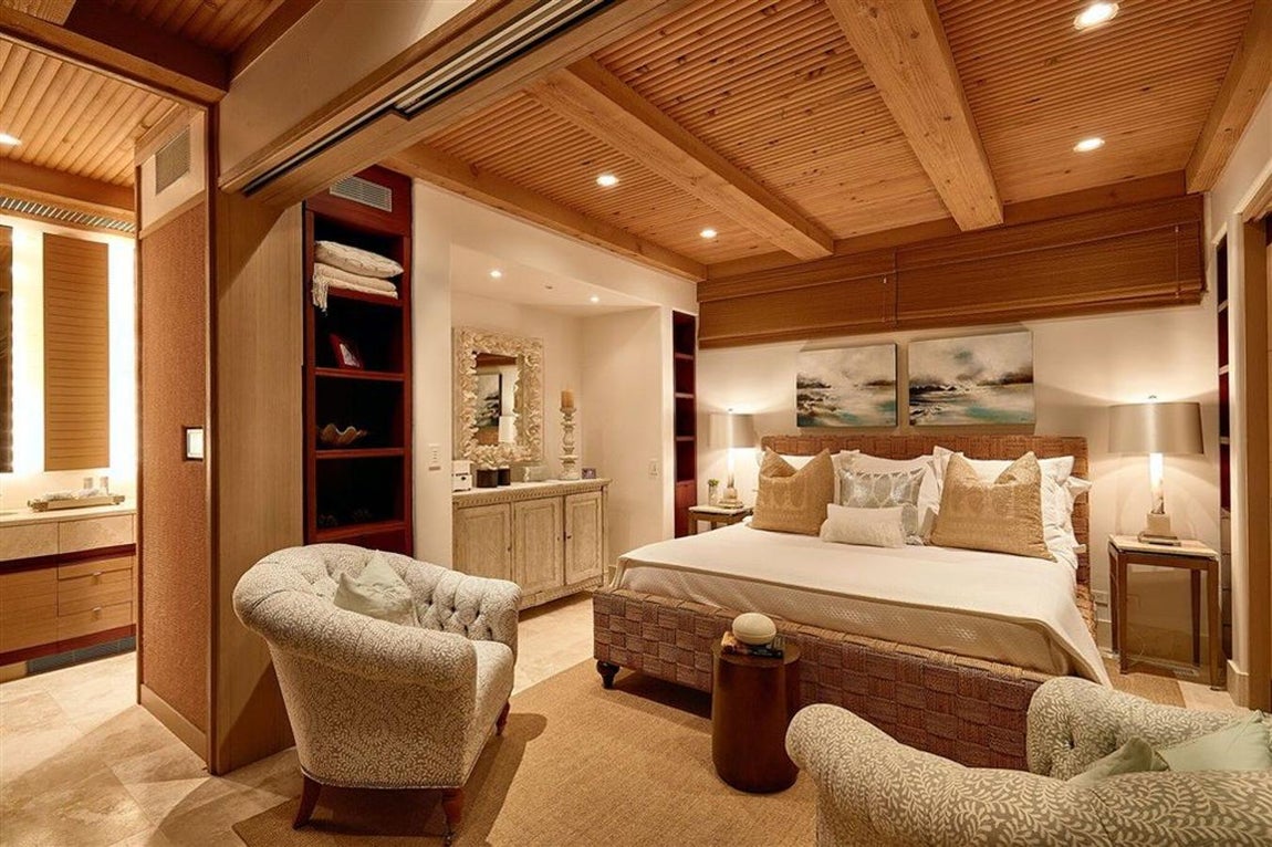 Seis dormitorios y cuatro baños. Cuenta con seis dormitorios de tipo suite y cuatro baños con una decoración en la que no faltan las referencias al mundo marino que transforman las estancias en entornos de lo más agradables.