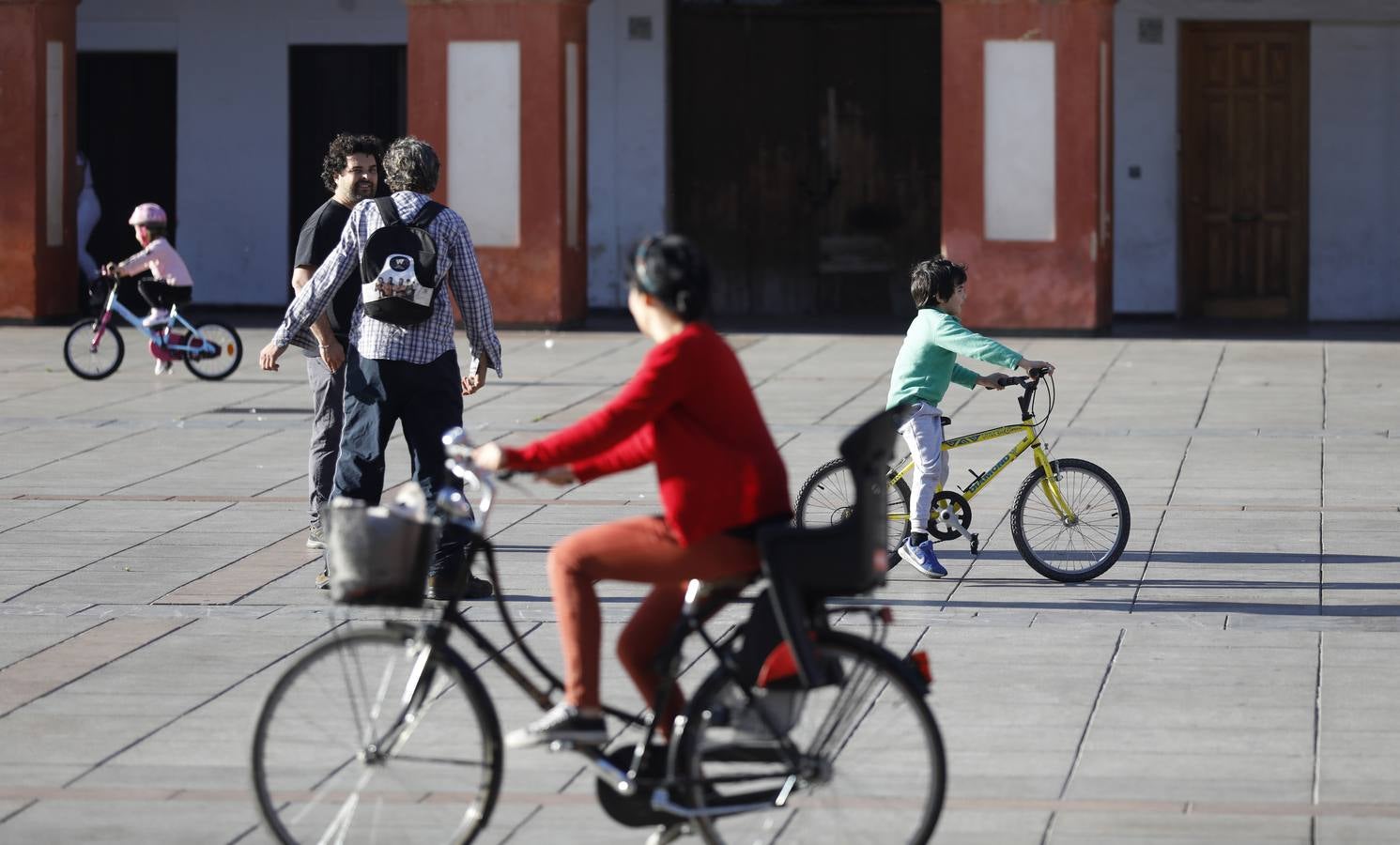 Coronavirus en Córdoba: Los niños toman la plaza de la Corredera, en imágenes