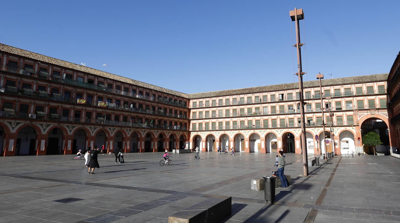 Coronavirus en Córdoba: Los niños toman la plaza de la Corredera, en imágenes