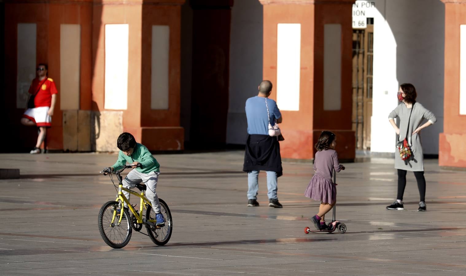 Coronavirus en Córdoba: Los niños toman la plaza de la Corredera, en imágenes