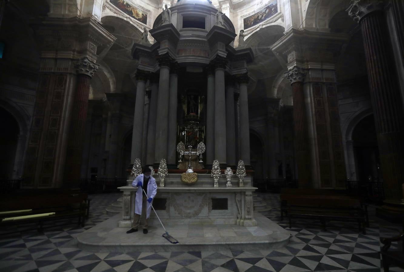 La Catedral de Cádiz sigue las recomendaciones de limpieza ante el coronavirus