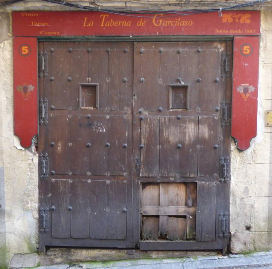 Primitiva entrada del Salón Garcilaso en la calle de Rojas con la decoración que se dispuso después de 1990. FOTO RAFAEL DEL CERRO. 