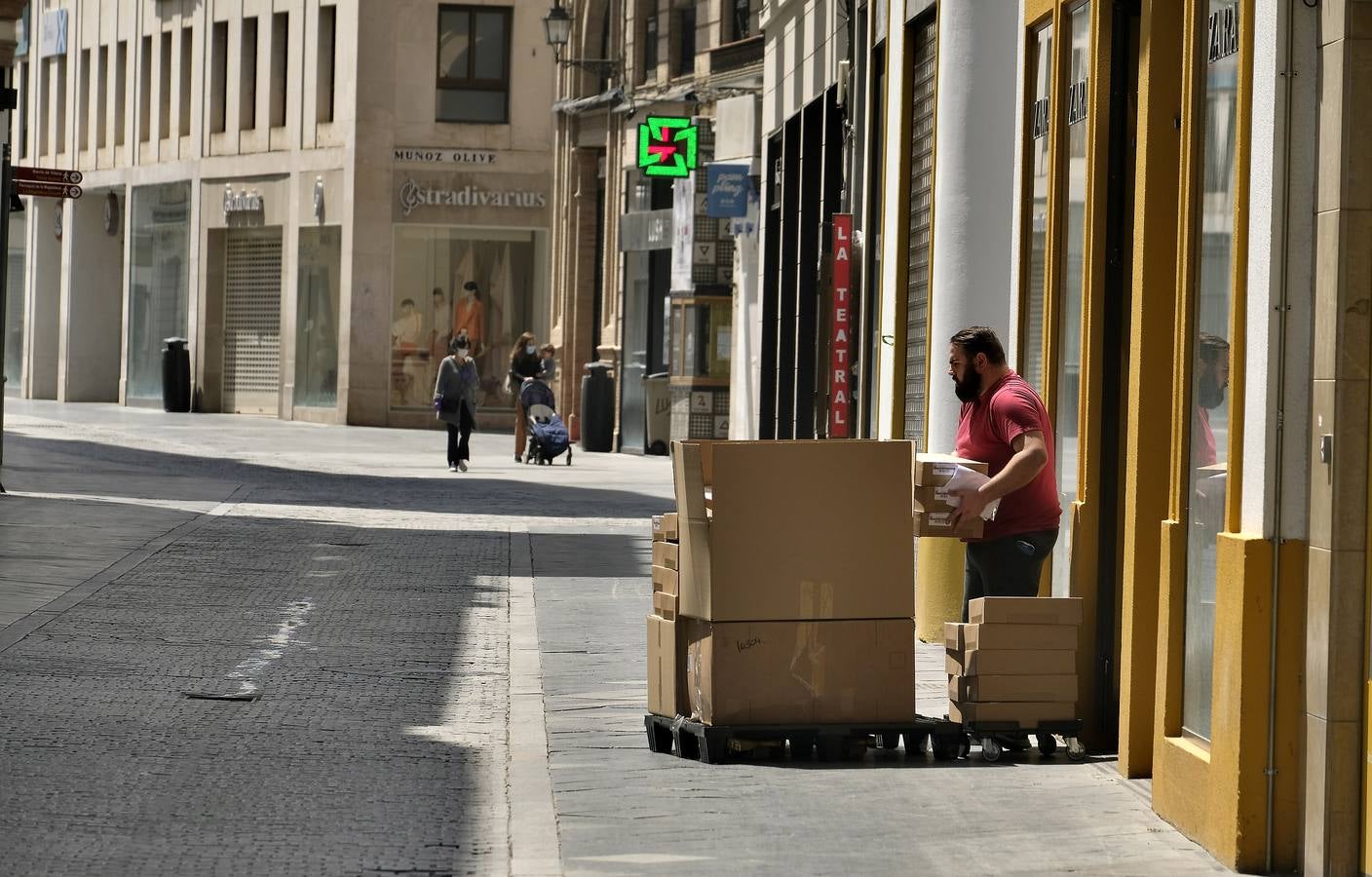 Desolación en las calles comerciales de Sevilla a la espera de la vuelta de actividad