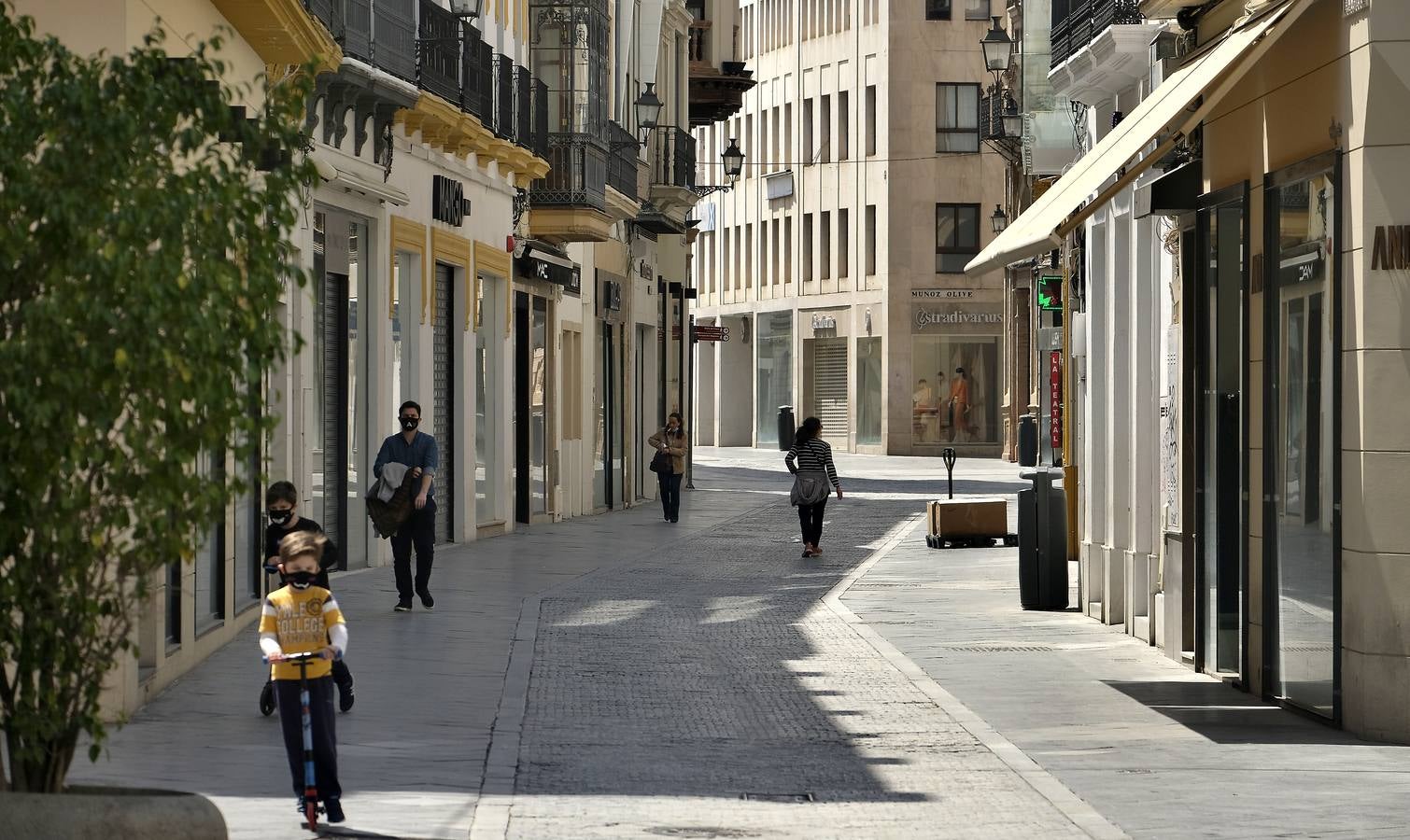 Desolación en las calles comerciales de Sevilla a la espera de la vuelta de actividad