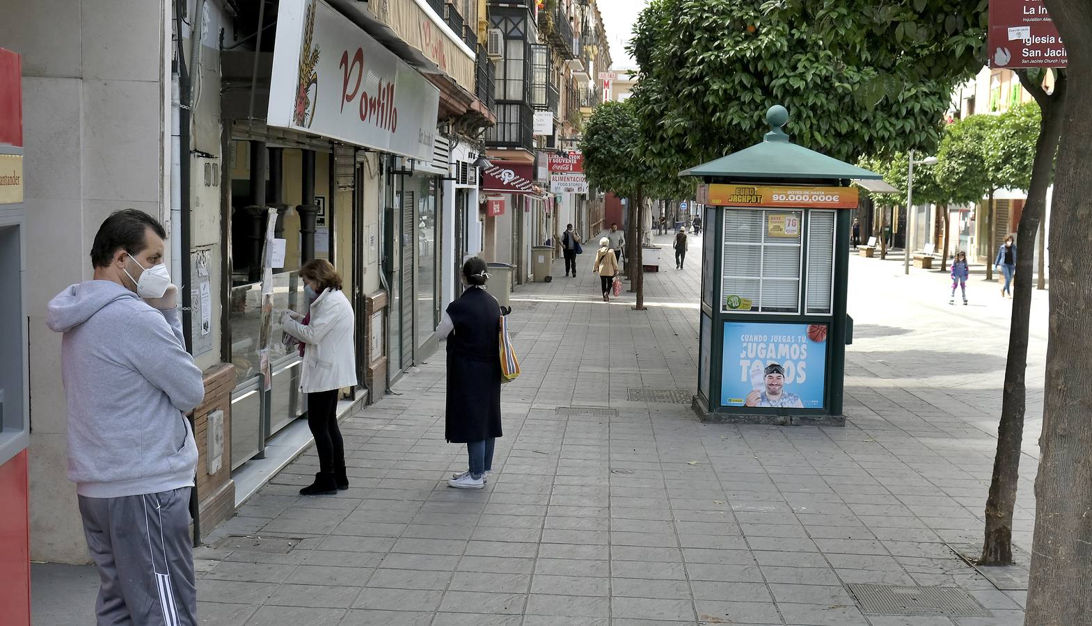 Desolación en las calles comerciales de Sevilla a la espera de la vuelta de actividad