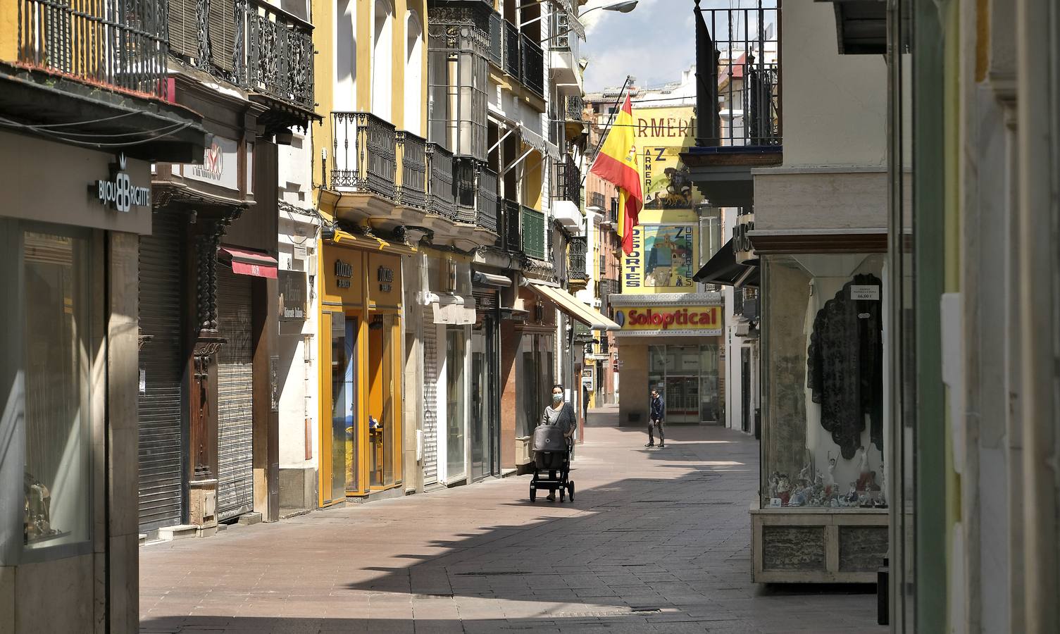 Desolación en las calles comerciales de Sevilla a la espera de la vuelta de actividad