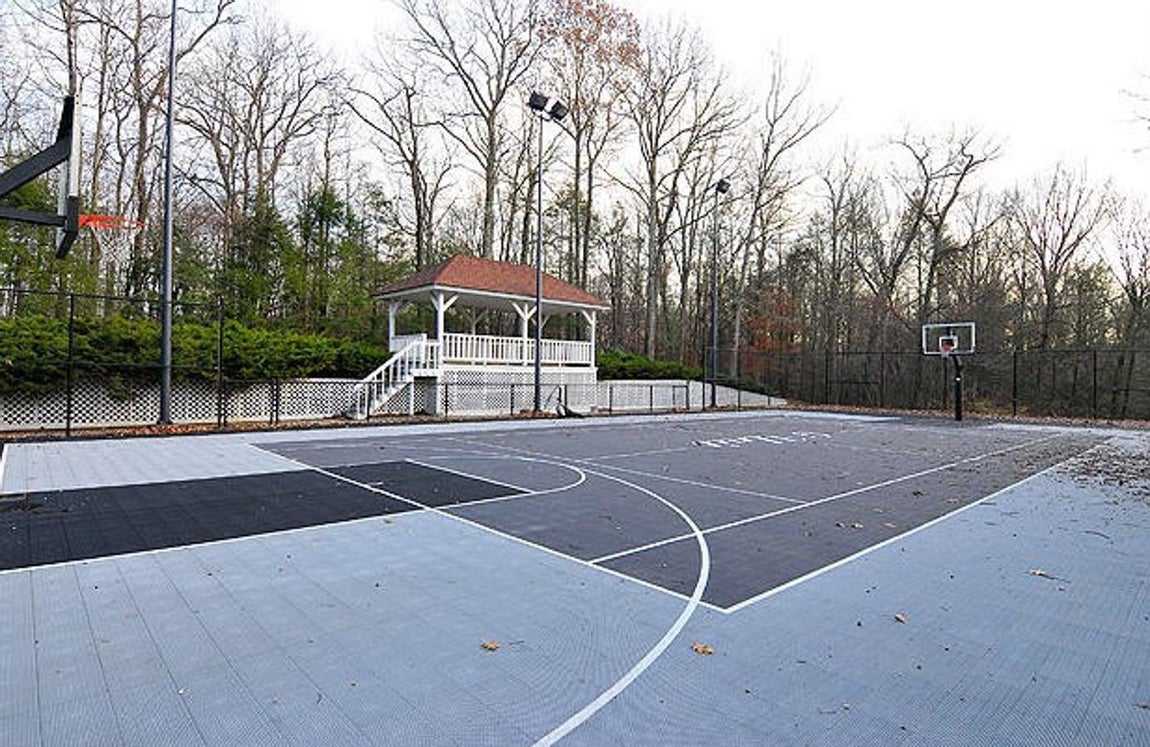 Cancha de baloncesto y helipuerto. Los exteriores de la mansión son otro de sus puntos fuertes con una cancha de baloncesto, varias piscinas e incluso una pista de aterrizaje para helicópteros.
