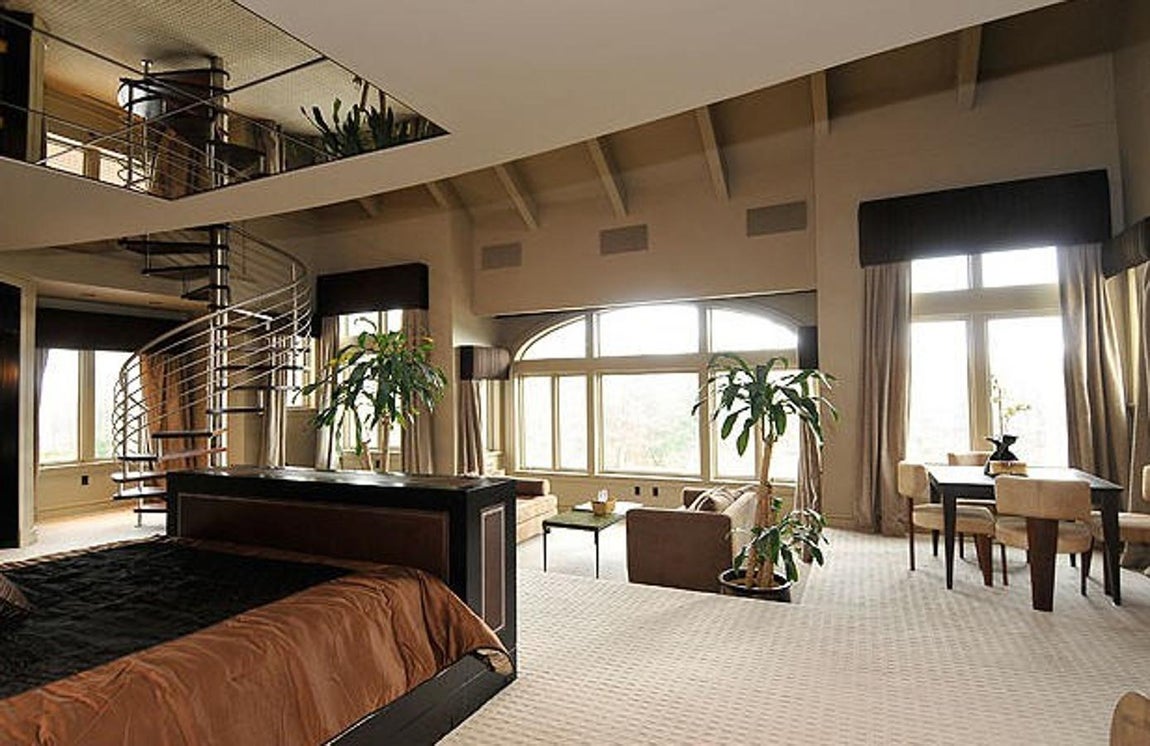 Espacios amplios y luminosos. La casa posee todo tipo de detalles que la hacen de lo más especial siendo la iluminación uno de los puntos clave. Si nos fijamos, en el tejado hay una gran cantidad de claraboyas que comunican con las habitaciones y les confieren un extra de luz y amplitud.