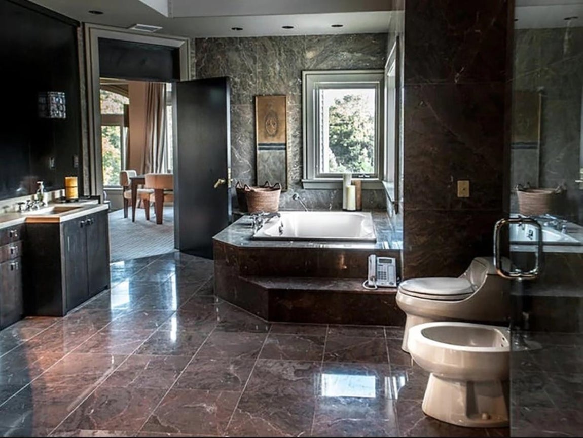 Baños XXL. Las dimensiones de los baños tampoco se quedan atrás, la mayoría con bañeras de hidromasaje y remates en mármol.