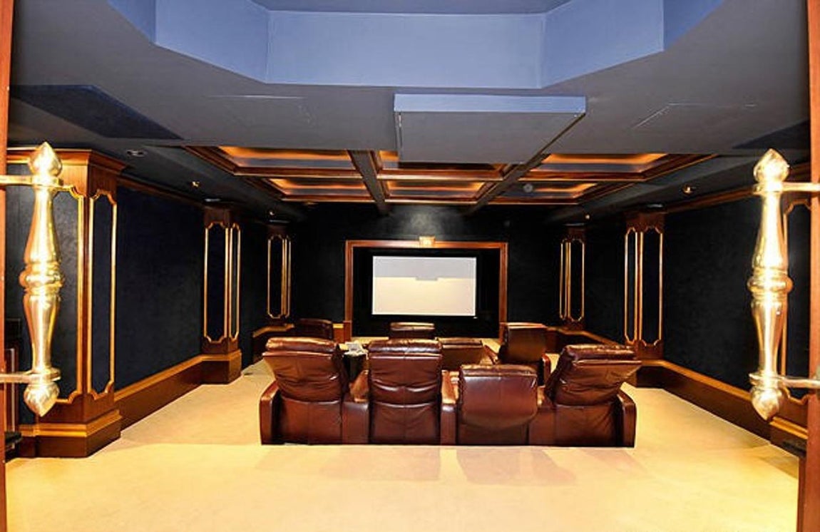 Sala de cine deluxe. Una sala de cine con sillones XXL y un proyector también completan la sala de ocio.