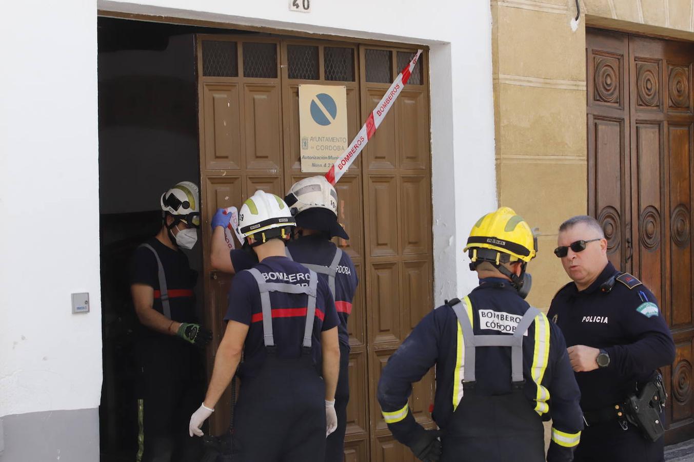 El derrumbe del techo de una casa en la calle Lineros de Córdoba, en imágenes