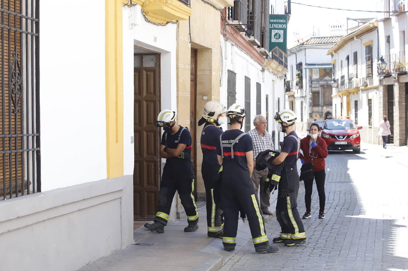 El derrumbe del techo de una casa en la calle Lineros de Córdoba, en imágenes