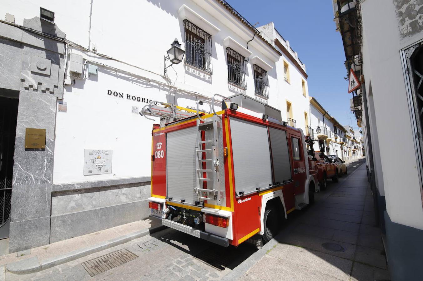 El derrumbe del techo de una casa en la calle Lineros de Córdoba, en imágenes