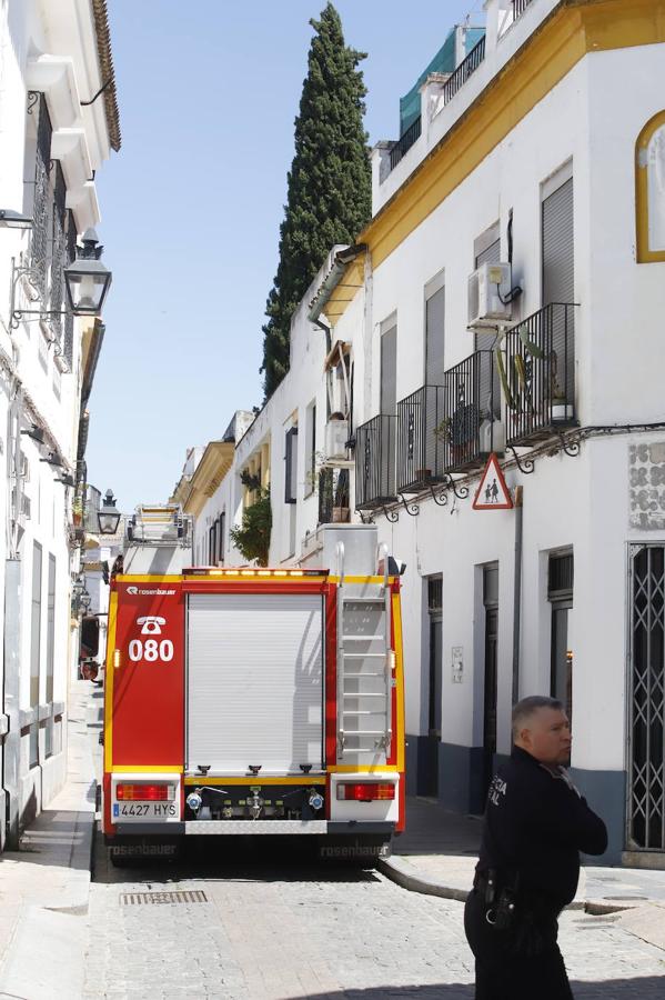 El derrumbe del techo de una casa en la calle Lineros de Córdoba, en imágenes