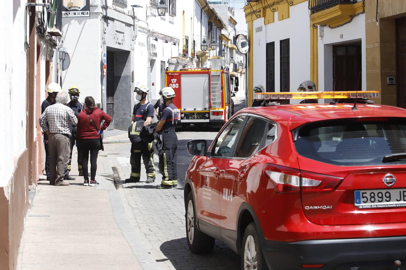 El derrumbe del techo de una casa en la calle Lineros de Córdoba, en imágenes