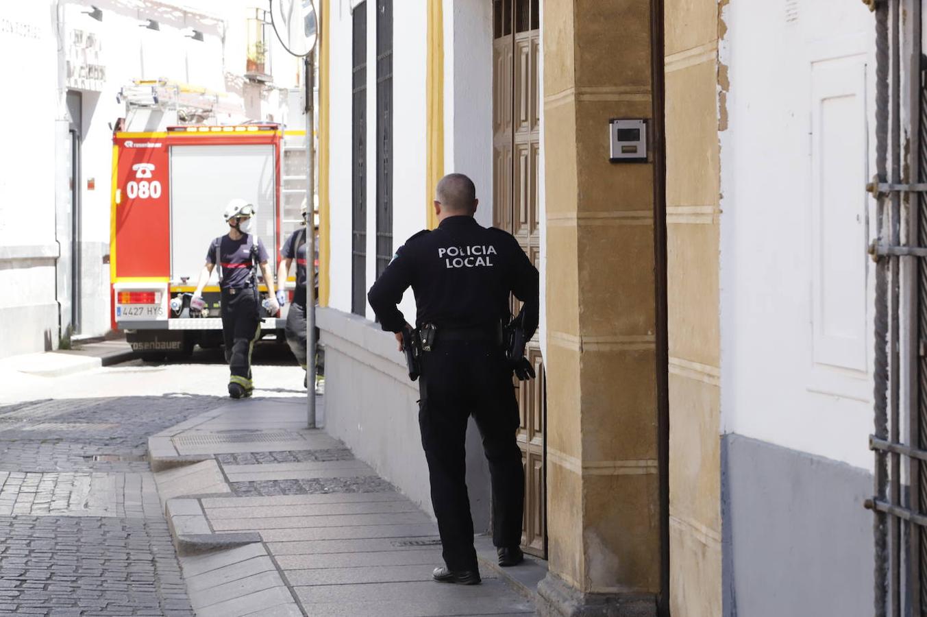 El derrumbe del techo de una casa en la calle Lineros de Córdoba, en imágenes