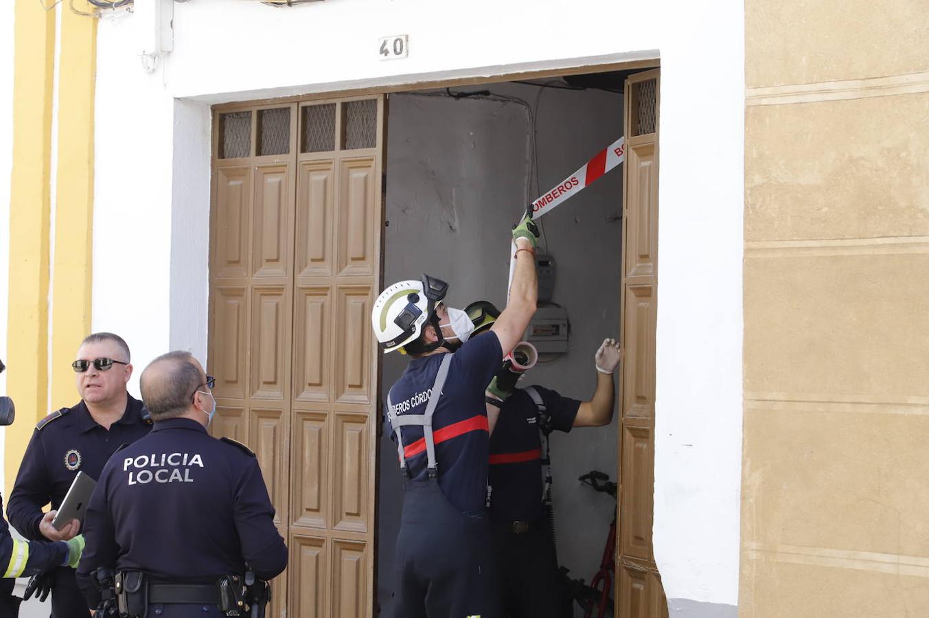 El derrumbe del techo de una casa en la calle Lineros de Córdoba, en imágenes