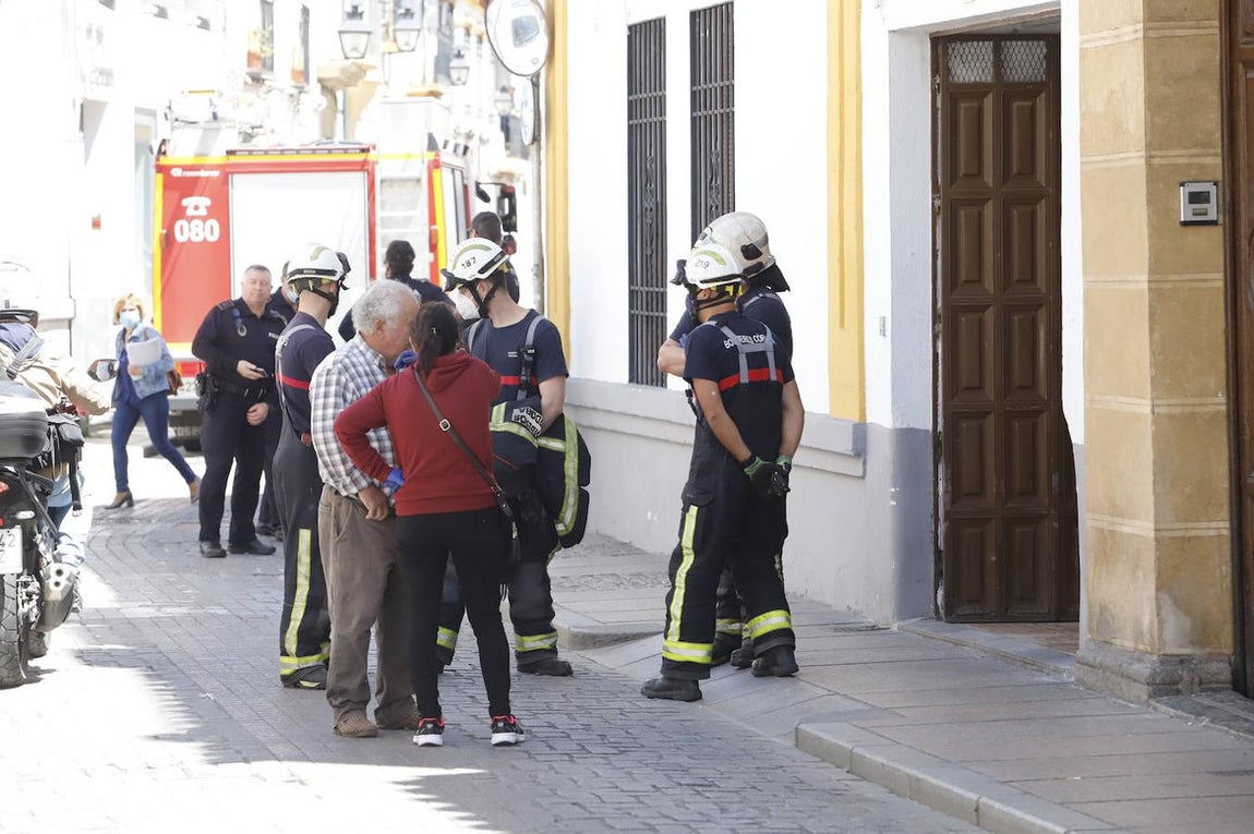 El derrumbe del techo de una casa en la calle Lineros de Córdoba, en imágenes