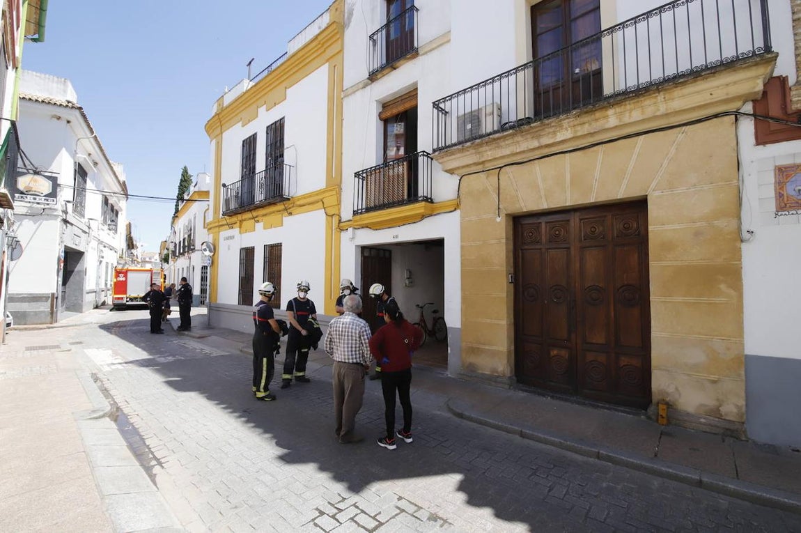 El derrumbe del techo de una casa en la calle Lineros de Córdoba, en imágenes