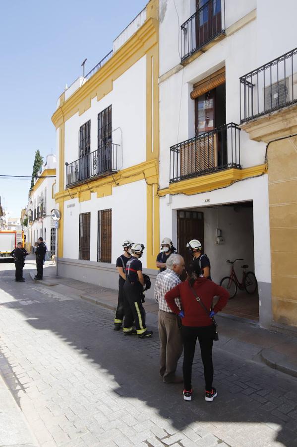 El derrumbe del techo de una casa en la calle Lineros de Córdoba, en imágenes