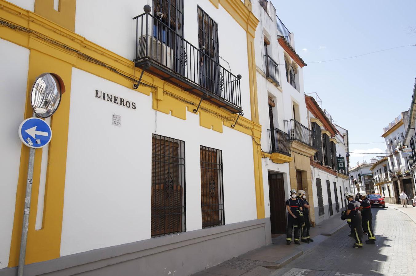 El derrumbe del techo de una casa en la calle Lineros de Córdoba, en imágenes