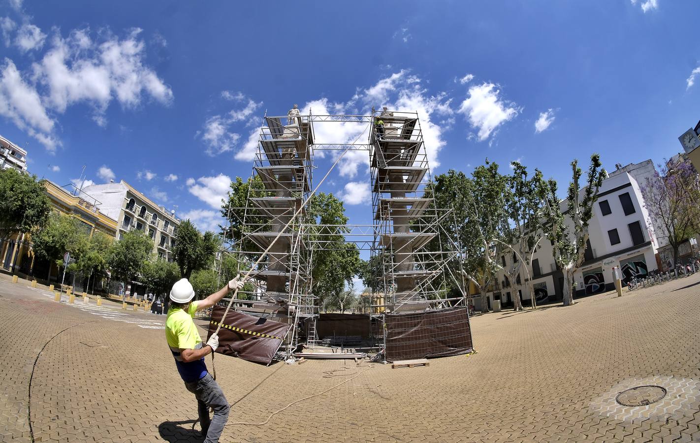 Comienza la restauración de las columnas de Hércules de la Alameda